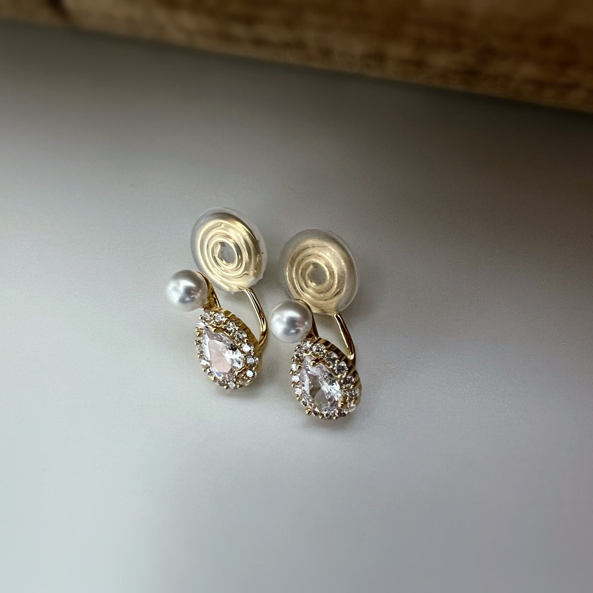 SANS DOULEUR ! Boucles d'oreilles CLIPS U spirale plaqué d'Or mini Perle blanche 4mm Goutte d'eau Zircon. Clips d'oreilles confortable.