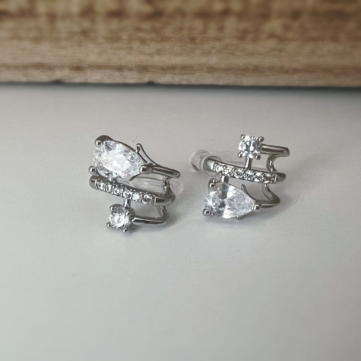 Boucles d'oreilles Clips invisible argent, triple demi-cercle Mini zircon goutte d'eau, Clips d'oreilles. Bijoux quotidien. Prêt à offrir.