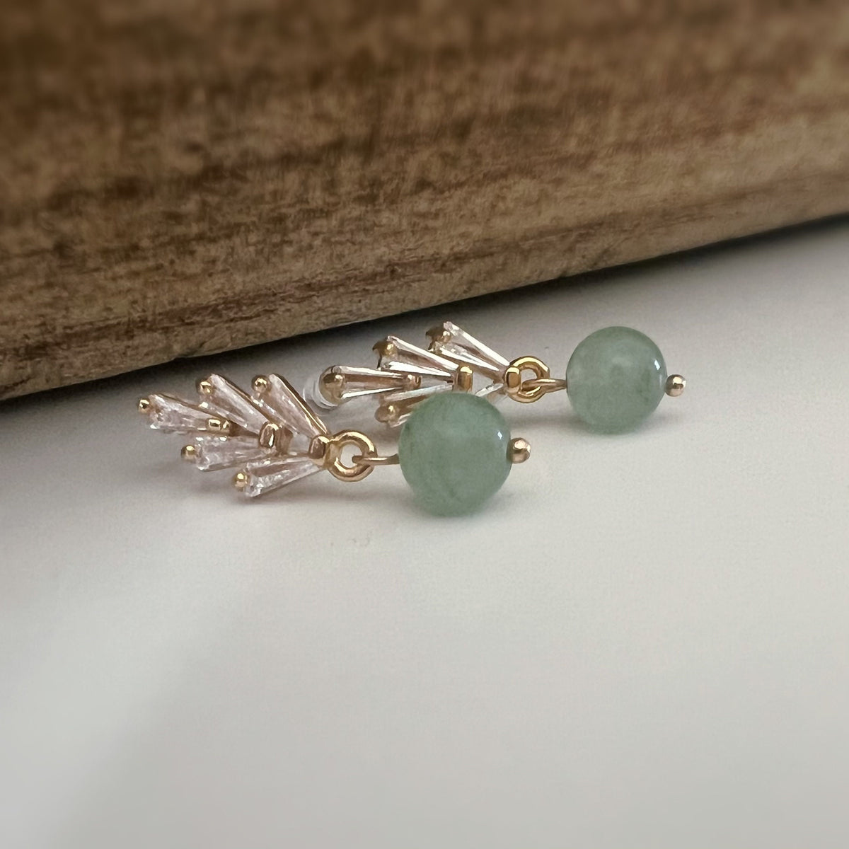 Boucles d'oreilles Clips INVISIBLES, clips d'oreilles pendants feuilles Zircon Argent/ Or avec perle verte Bijoux quotidien. Prêt à offrir.