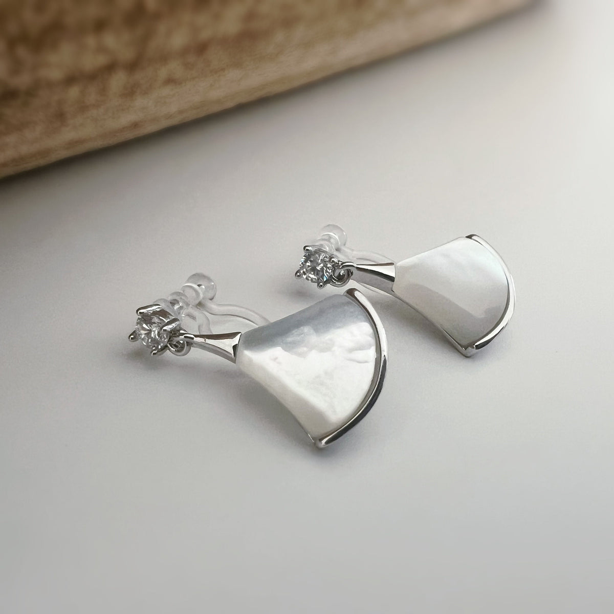 Invisible ear CLIPS Gold / Silver White mother-of-pearl fan shape Small round Zircon. Delicate minimalist earrings