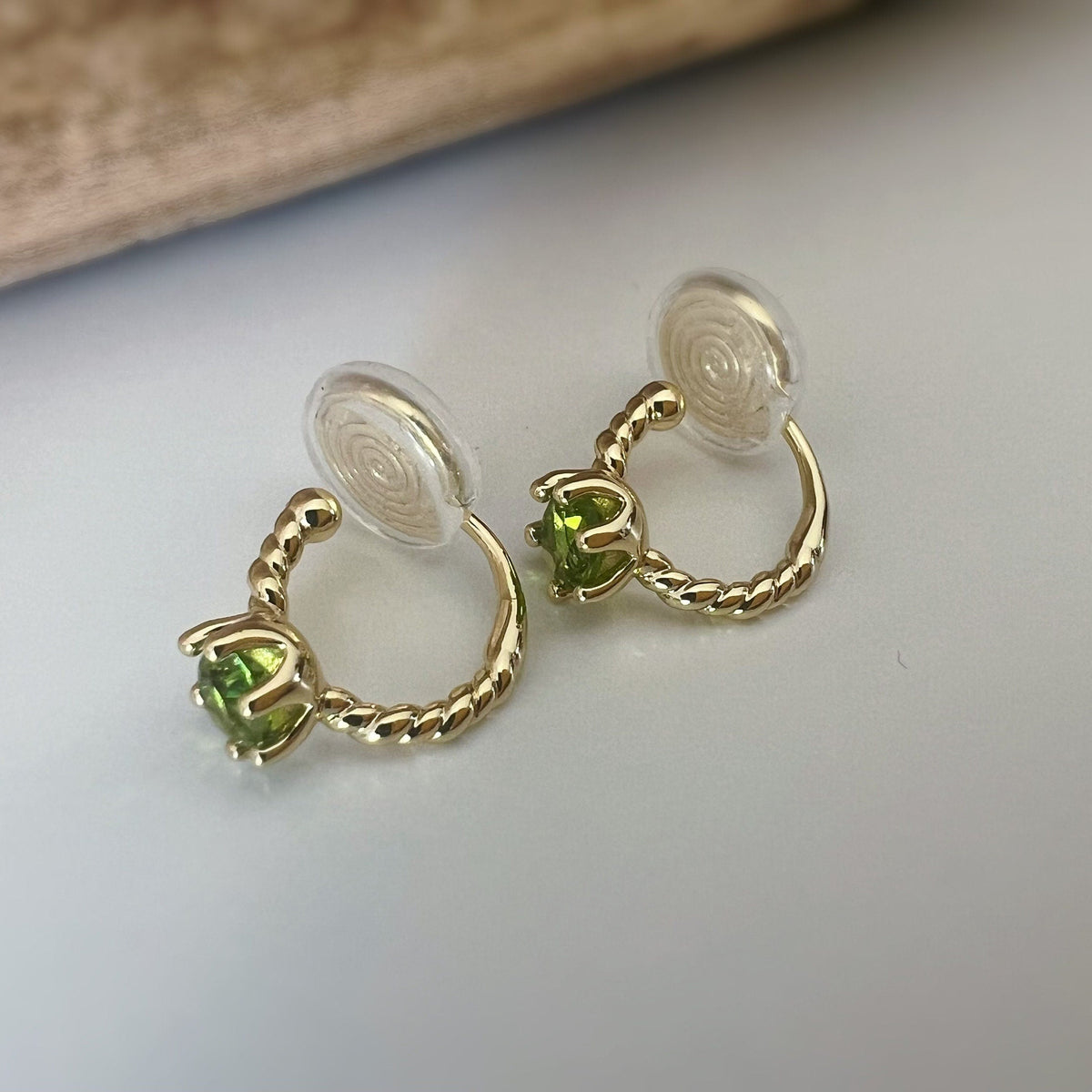 SANS DOULEUR ! Boucles d'oreilles CLIPS U spirale Cercle torsadé Pierre Zircon Rond Vert citron. Plaqué d'Or. Clips d'oreilles confortable