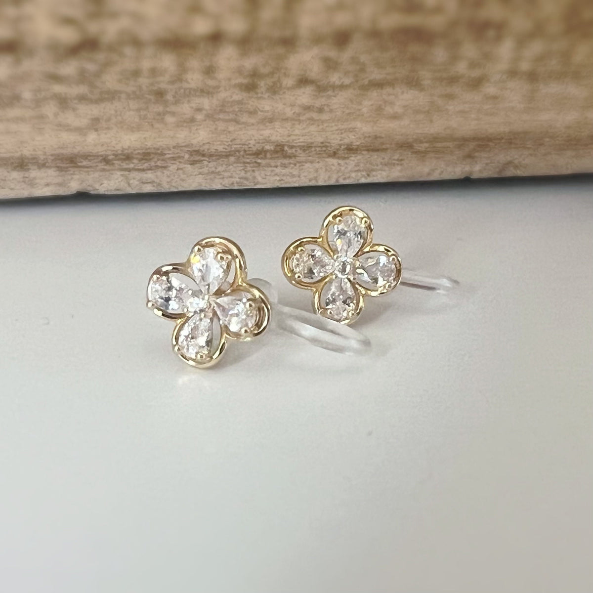 Mini CLIPS d'oreilles invisibles, Mini Fleur quatre pétales Or Zircon, Boucles d'oreilles clips confortable délicat minimaliste