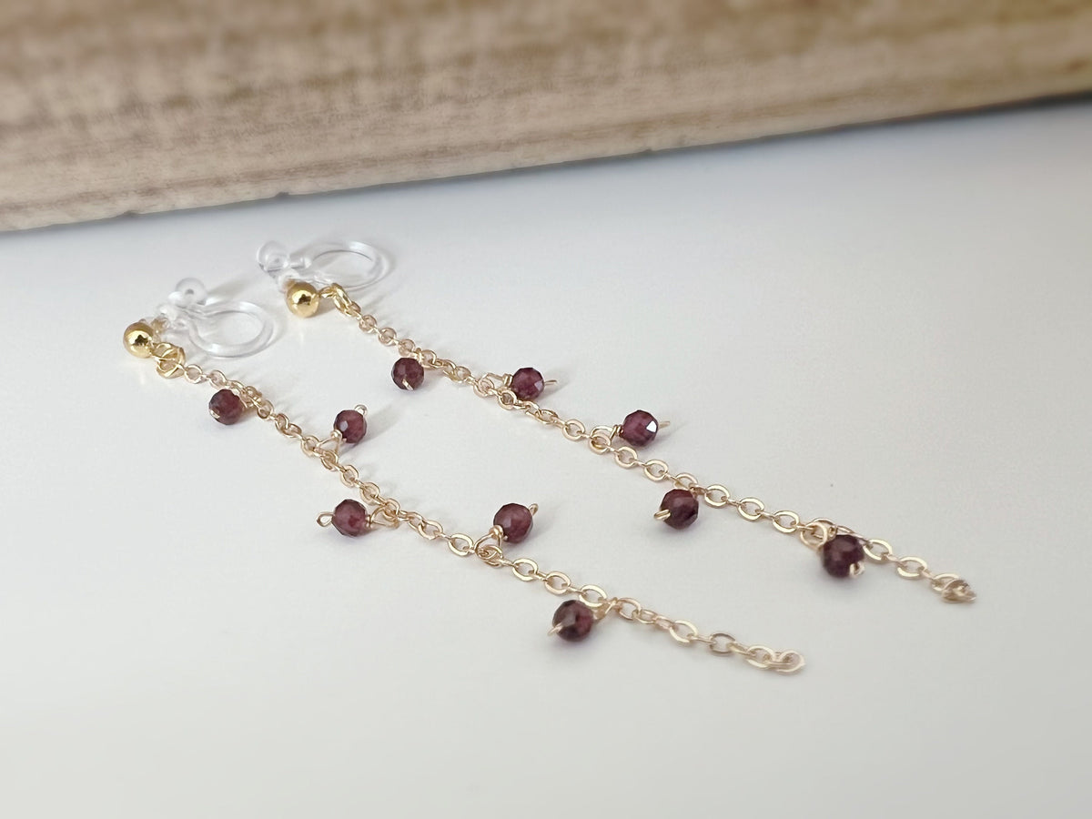 Longues Boucles d'oreilles Clips INVISIBLES, Clips d'oreilles pendants Mini perles facettes Rouge / Noir Chaîne or. Bijoux quotidien.
