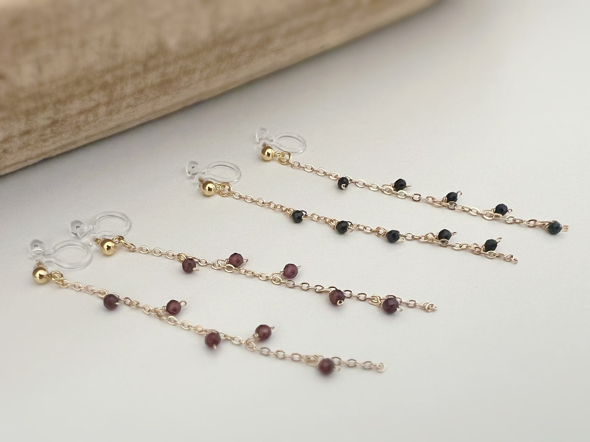 Longues Boucles d'oreilles Clips INVISIBLES, Clips d'oreilles pendants Mini perles facettes Rouge / Noir Chaîne or. Bijoux quotidien.
