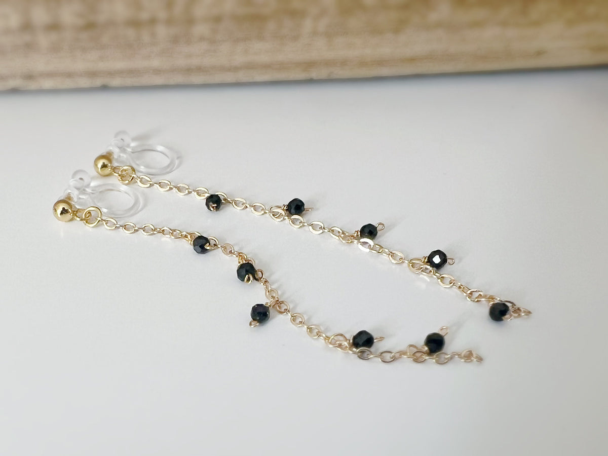 Longues Boucles d'oreilles Clips INVISIBLES, Clips d'oreilles pendants Mini perles facettes Rouge / Noir Chaîne or. Bijoux quotidien.