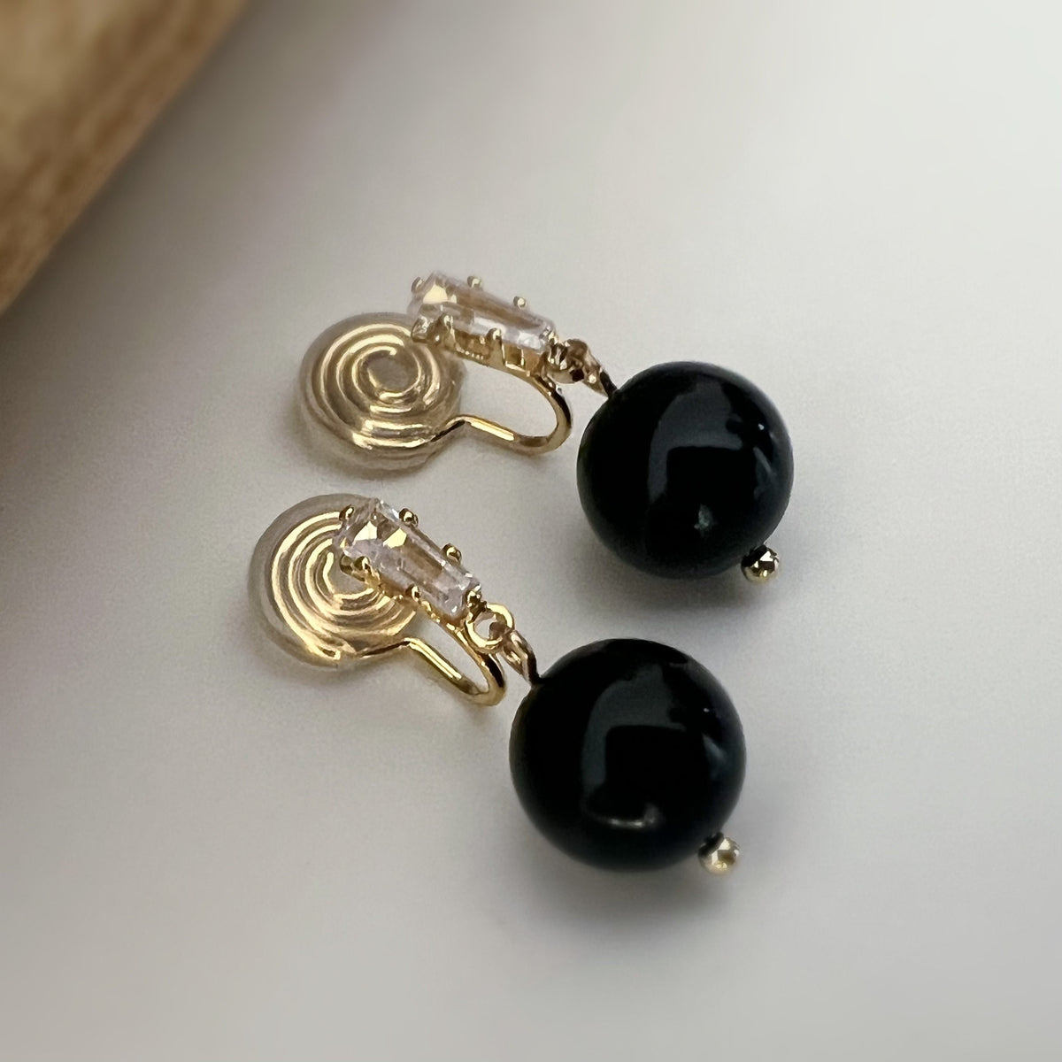 SANS DOULEUR ! Boucles d'oreilles CLIPS U Zircon spirale Perle Noir 10mm plaqué d'Or. Clips d'oreilles confortable. Prêt à offrir