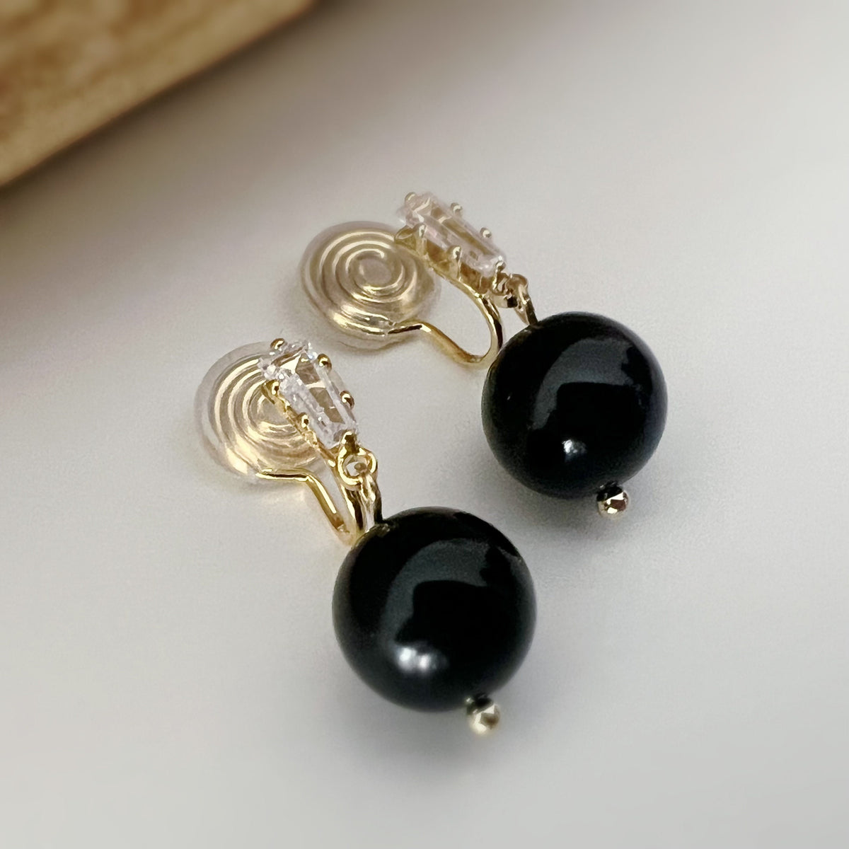 SANS DOULEUR ! Boucles d'oreilles CLIPS U Zircon spirale Perle Noir 10mm plaqué d'Or. Clips d'oreilles confortable. Prêt à offrir