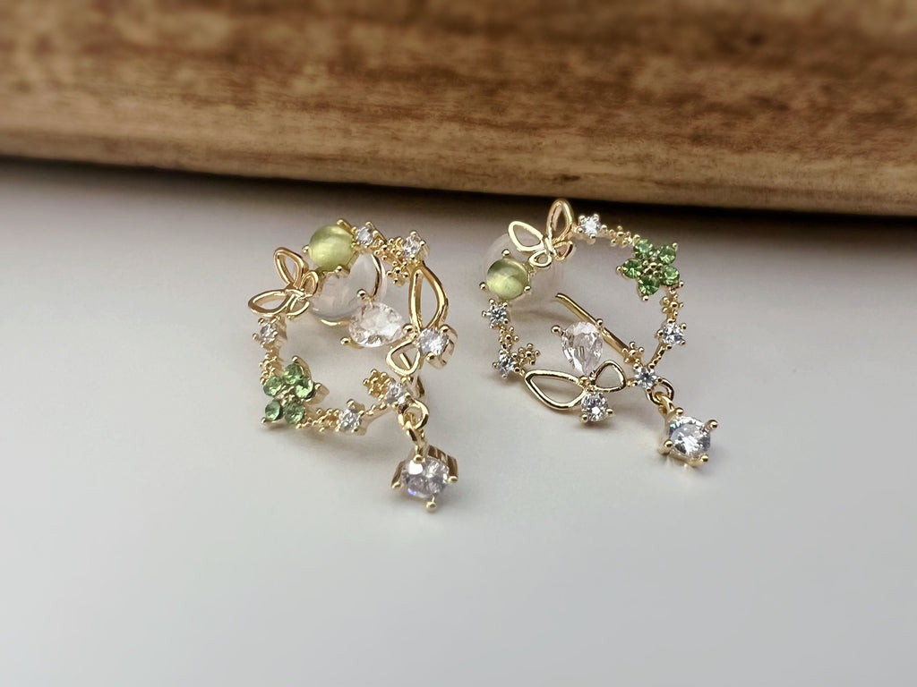 SANS DOULEUR ! Boucles d'oreilles CLIPS U pendants Zircon Papillons Mini fleur vert plaqué d'Or. Clips d'oreilles confortable. Prêt à offrir