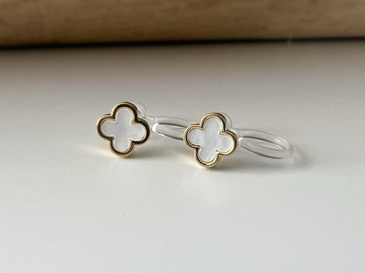 CLIPS d'oreilles invisibles Or Mini Trèfle à 4 feuilles porte bonheur Noir/ Blanc/ Rouge/ Vert. Boucles d'oreilles confortable délicat