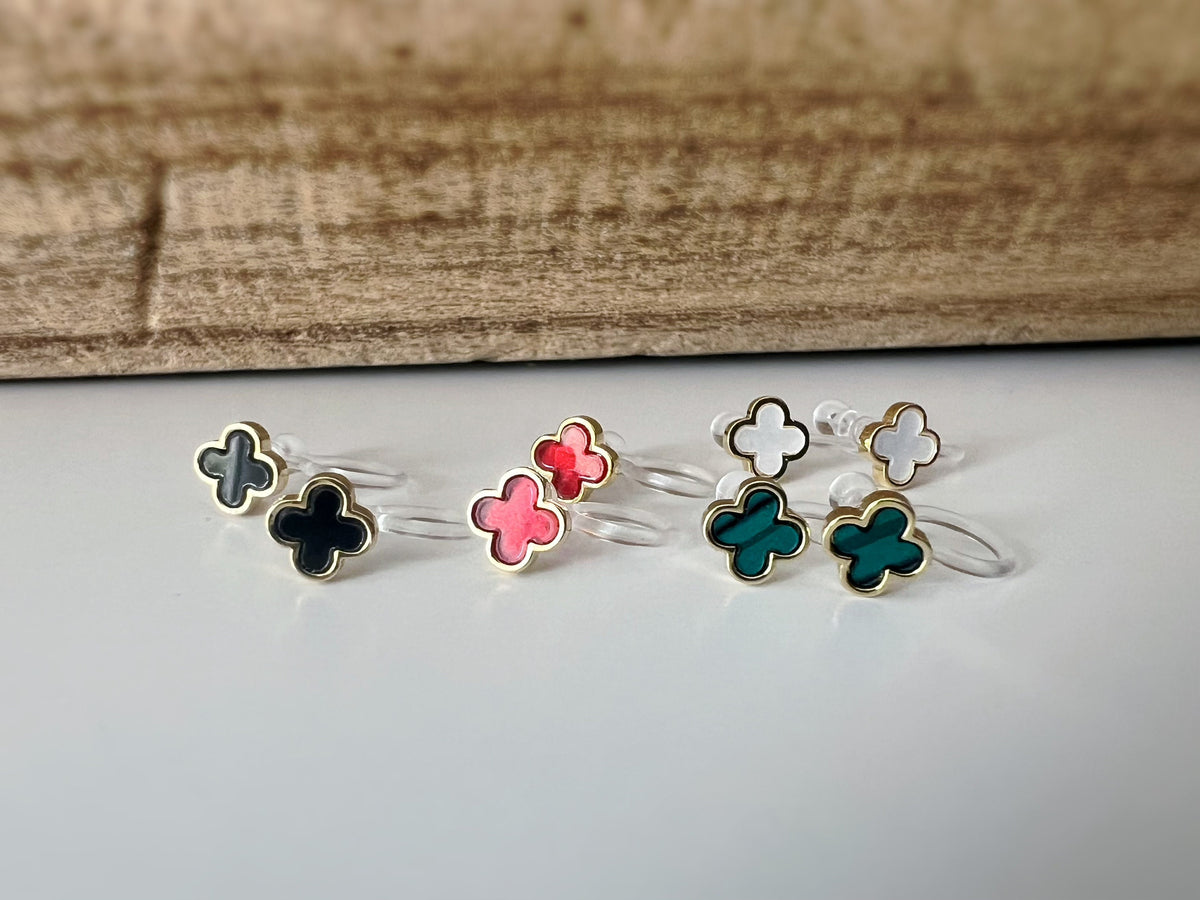 CLIPS d'oreilles invisibles Or Mini Trèfle à 4 feuilles porte bonheur Noir/ Blanc/ Rouge/ Vert. Boucles d'oreilles confortable délicat
