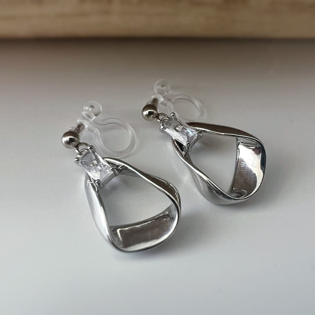Boucles d'oreilles CLIPS résine invisible zircon rectangle, triangle irrégulier couleur argent. Clips d'oreilles confortable