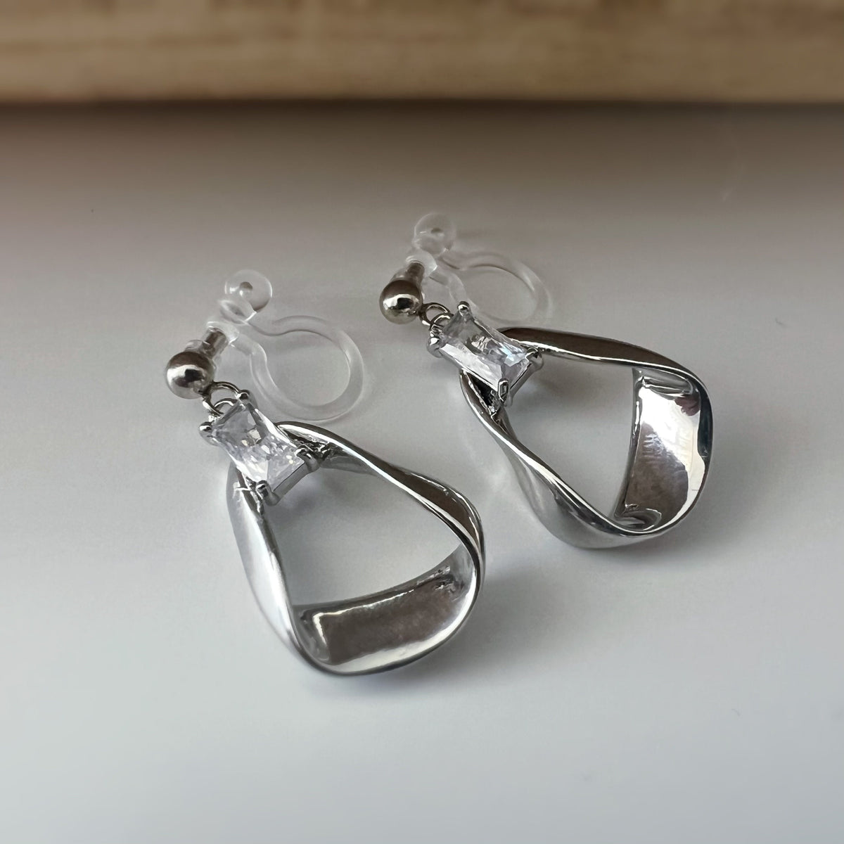 Boucles d'oreilles CLIPS résine invisible zircon rectangle, triangle irrégulier couleur argent. Clips d'oreilles confortable