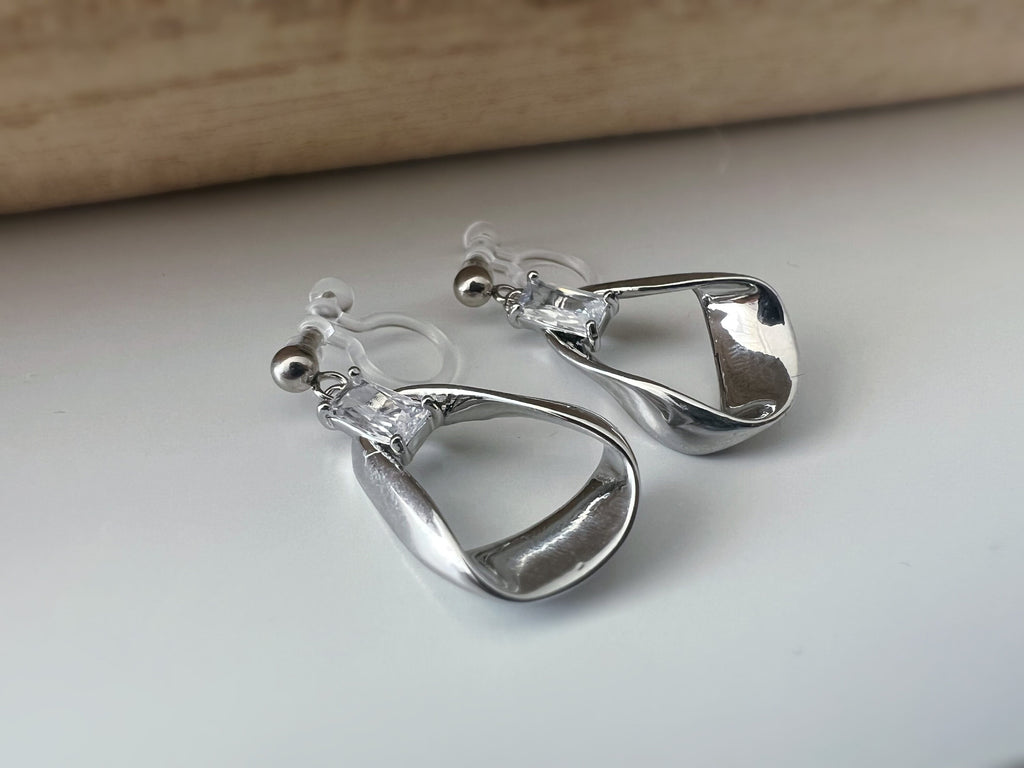 Boucles d'oreilles CLIPS résine invisible zircon rectangle, triangle irrégulier couleur argent. Clips d'oreilles confortable