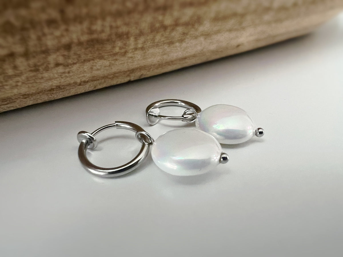 Clips d'oreille 2-EN-1 CLIPS anneaux couleur Argent. Perle coquillage Blanc rond. Bijoux quotidien Anneaux 1.3cm
