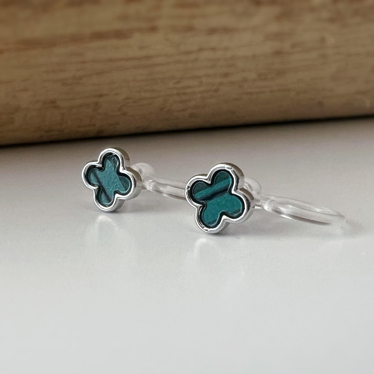 CLIPS d'oreilles invisibles Argent Mini Trèfle à 4 feuilles porte bonheur Noir/ Blanc/ Vert. Boucles d'oreilles confortable délicat