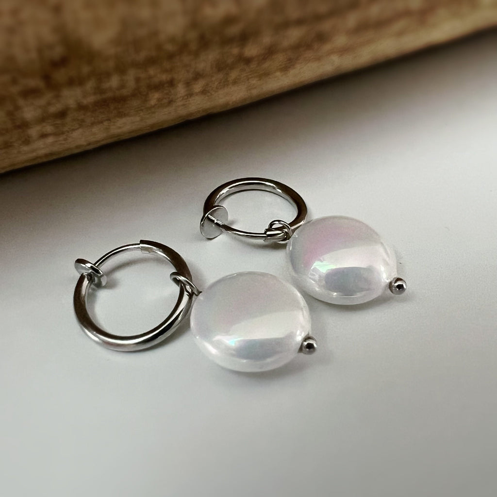 Clips d'oreille 2-EN-1 CLIPS anneaux couleur Argent. Perle coquillage Blanc rond. Bijoux quotidien Anneaux 1.3cm