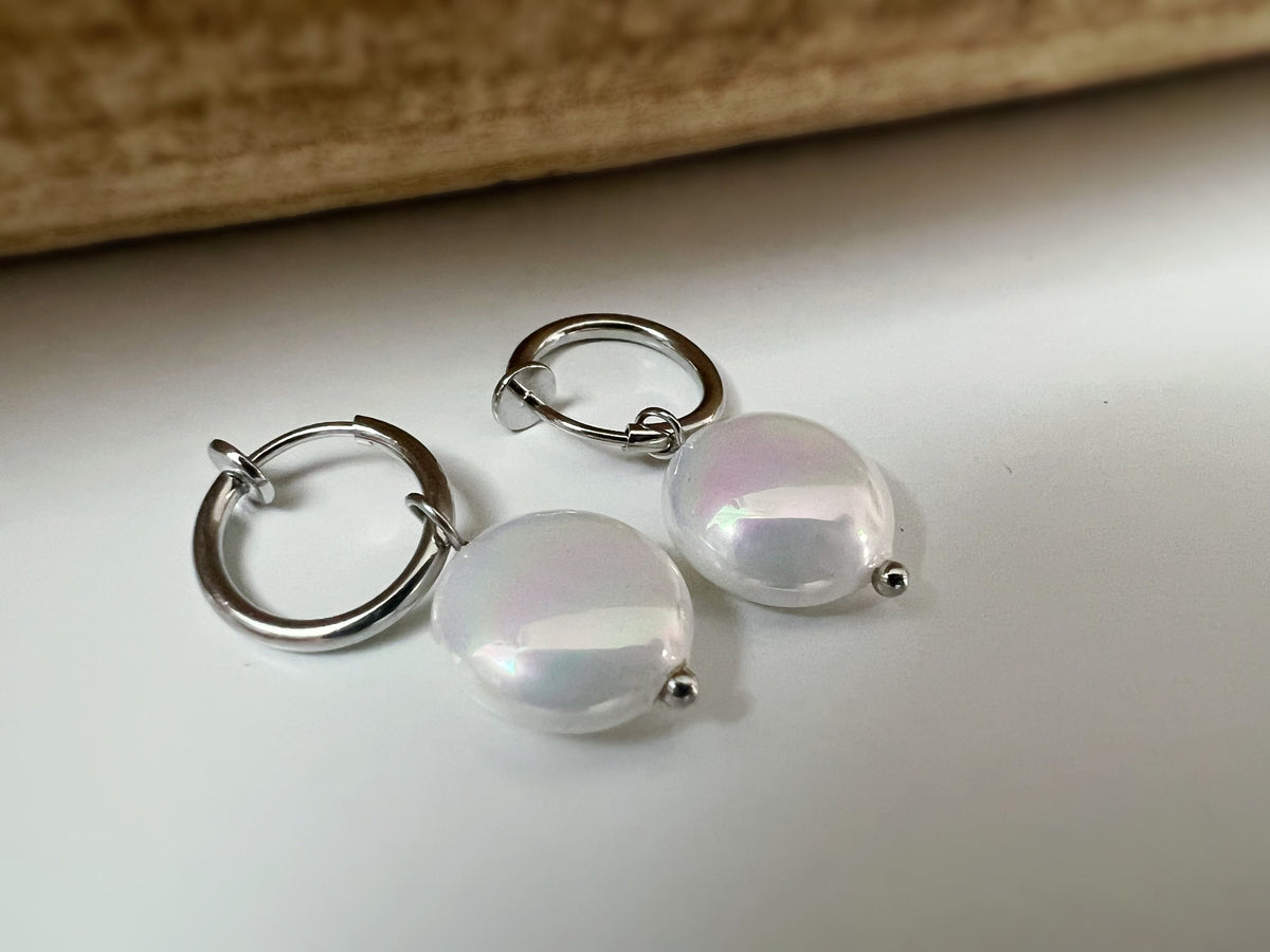Clips d'oreille 2-EN-1 CLIPS anneaux couleur Argent. Perle coquillage Blanc rond. Bijoux quotidien Anneaux 1.3cm