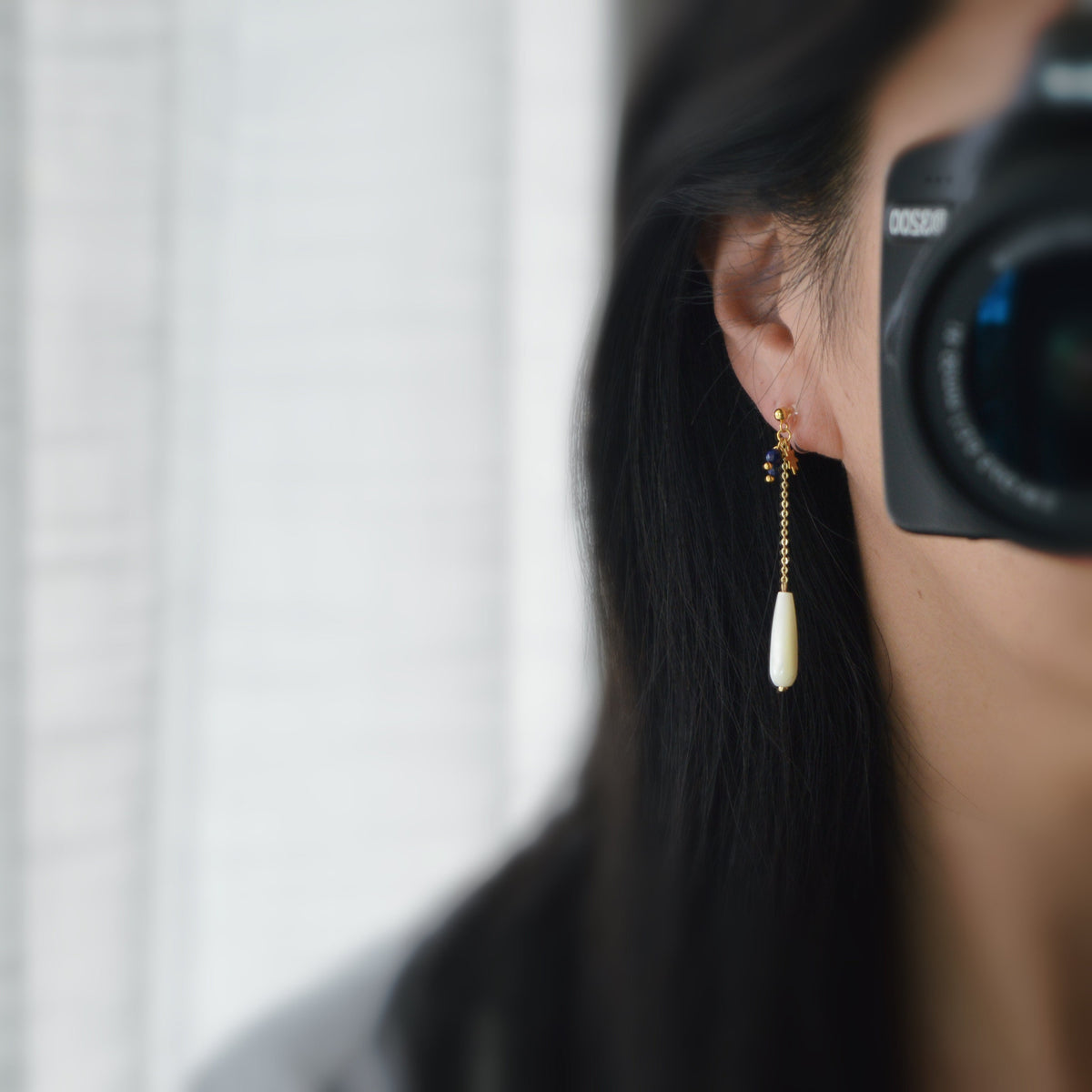 Longues Boucles d'oreilles Clips résine INVISIBLES, Perle Goutte d'eau Nacre blanche Mini perle facettes lapis-lazuli naturel, étoile or.