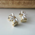 SANS DOULEUR ! Boucles d'oreilles CLIPS U spirale Rectangle or Fleur blanche. Clips d'oreilles confortable Boucles Délicates