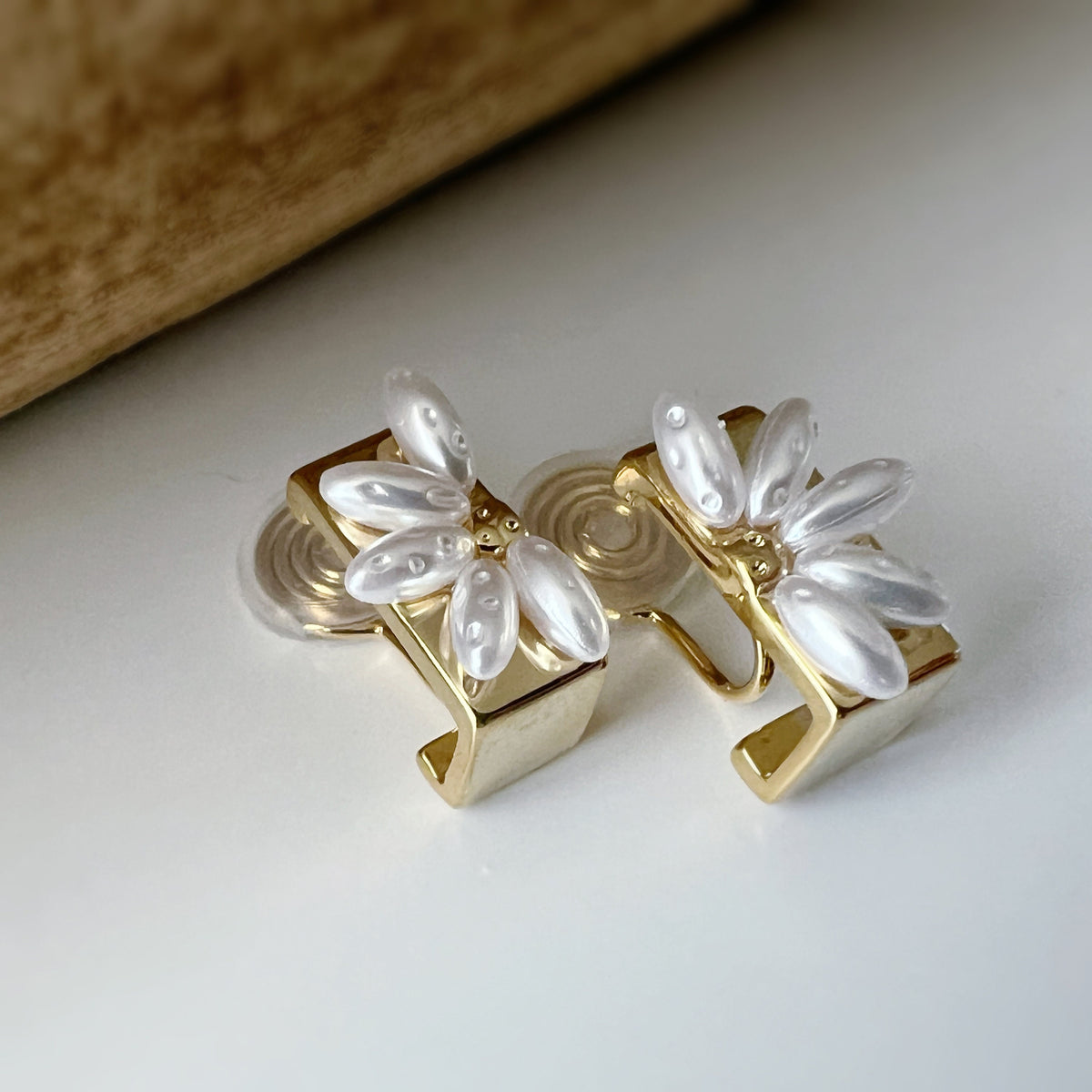 SANS DOULEUR ! Boucles d'oreilles CLIPS U spirale Rectangle or Fleur blanche. Clips d'oreilles confortable Boucles Délicates