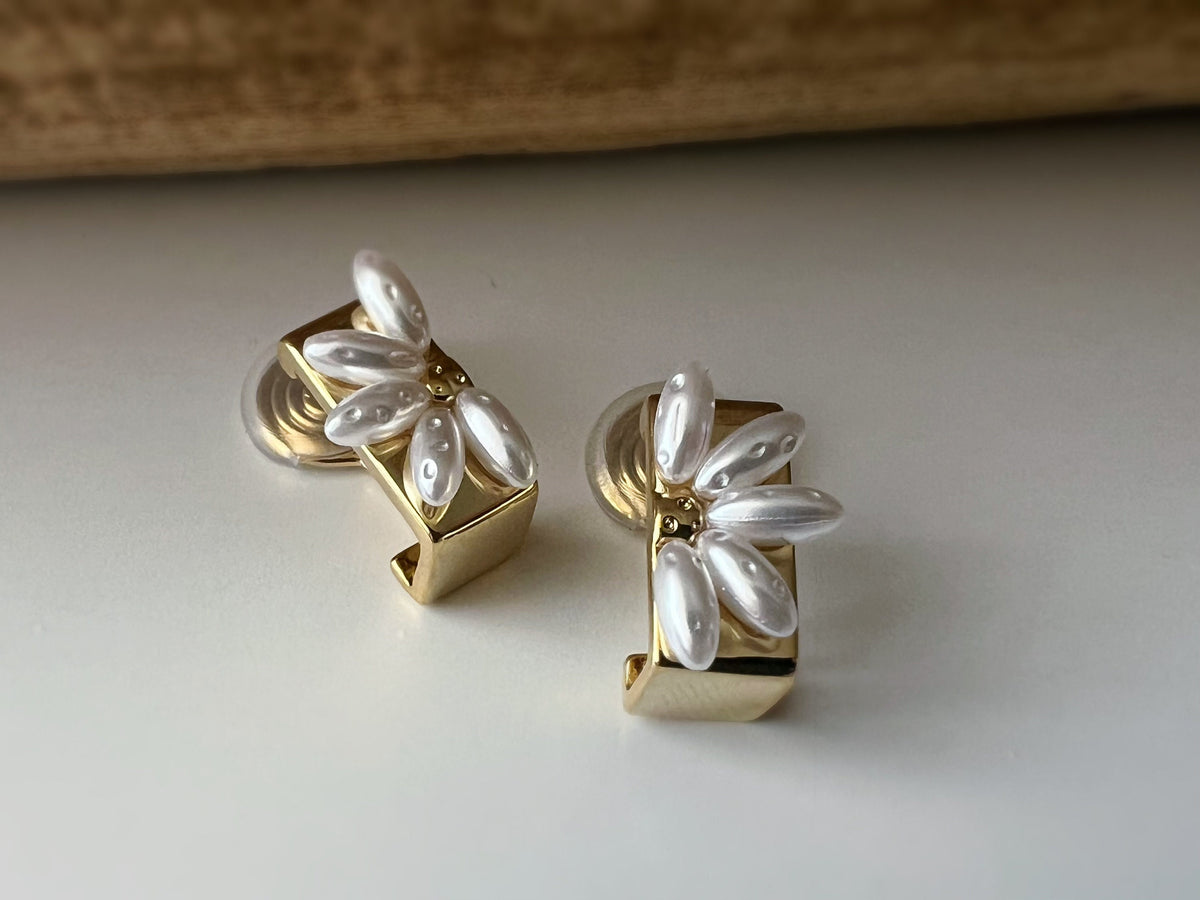 SANS DOULEUR ! Boucles d'oreilles CLIPS U spirale Rectangle or Fleur blanche. Clips d'oreilles confortable Boucles Délicates