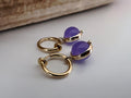 2-EN-1 Boucles d'oreilles CLIPS pendantes anneaux couleur Or perles améthyste violet foncé/ perle calcédoine violet claire Clips créole 13mm