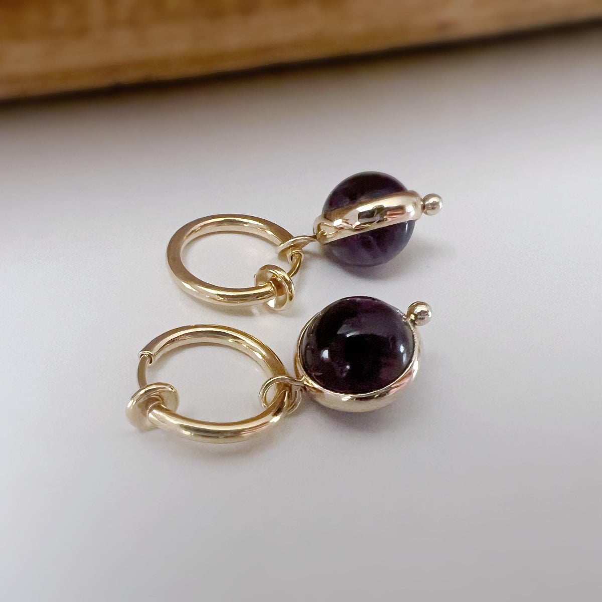 2-EN-1 Boucles d'oreilles CLIPS pendantes anneaux couleur Or perles améthyste violet foncé/ perle calcédoine violet claire Clips créole 13mm