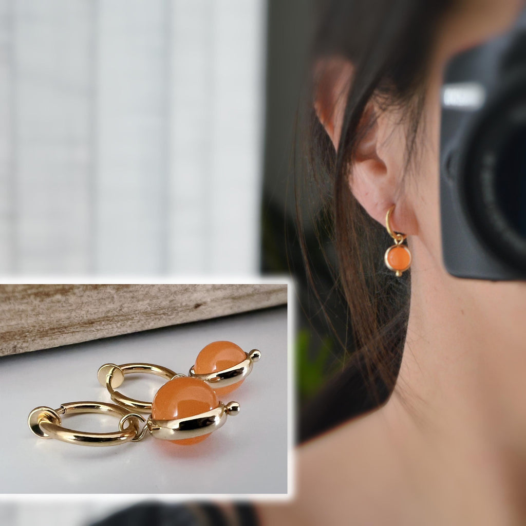 2-EN-1 Boucles d'oreilles CLIPS pendantes anneaux couleur Or perles calcédoine verte/ Orange. Clips créole 13mm oreilles non percées