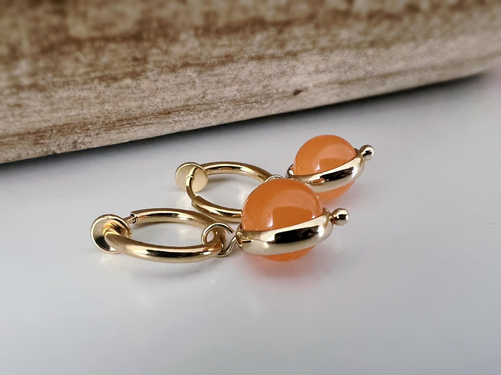 2-EN-1 Boucles d'oreilles CLIPS pendantes anneaux couleur Or perles calcédoine verte/ Orange. Clips créole 13mm oreilles non percées