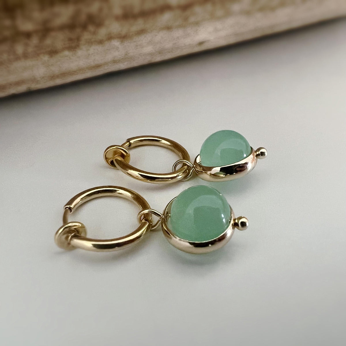 2-EN-1 Boucles d'oreilles CLIPS pendantes anneaux couleur Or perles calcédoine verte/ Orange. Clips créole 13mm oreilles non percées