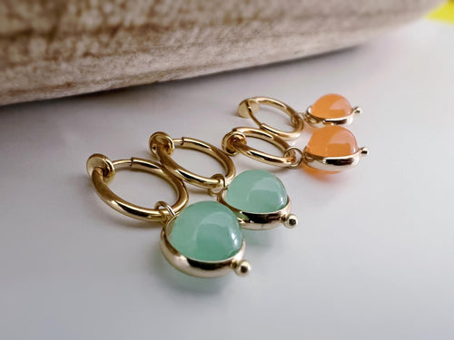 2-EN-1 Boucles d'oreilles CLIPS pendantes anneaux couleur Or perles calcédoine verte/ Orange. Clips créole 13mm oreilles non percées