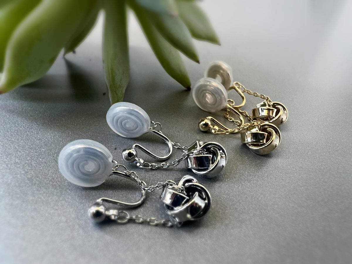 SANS DOULEUR ! Boucles d'oreilles CLIPS U spirale Chaîne Fleur quatre pétales Or /Argent. Clips d'oreilles confortable Boucles Délicates