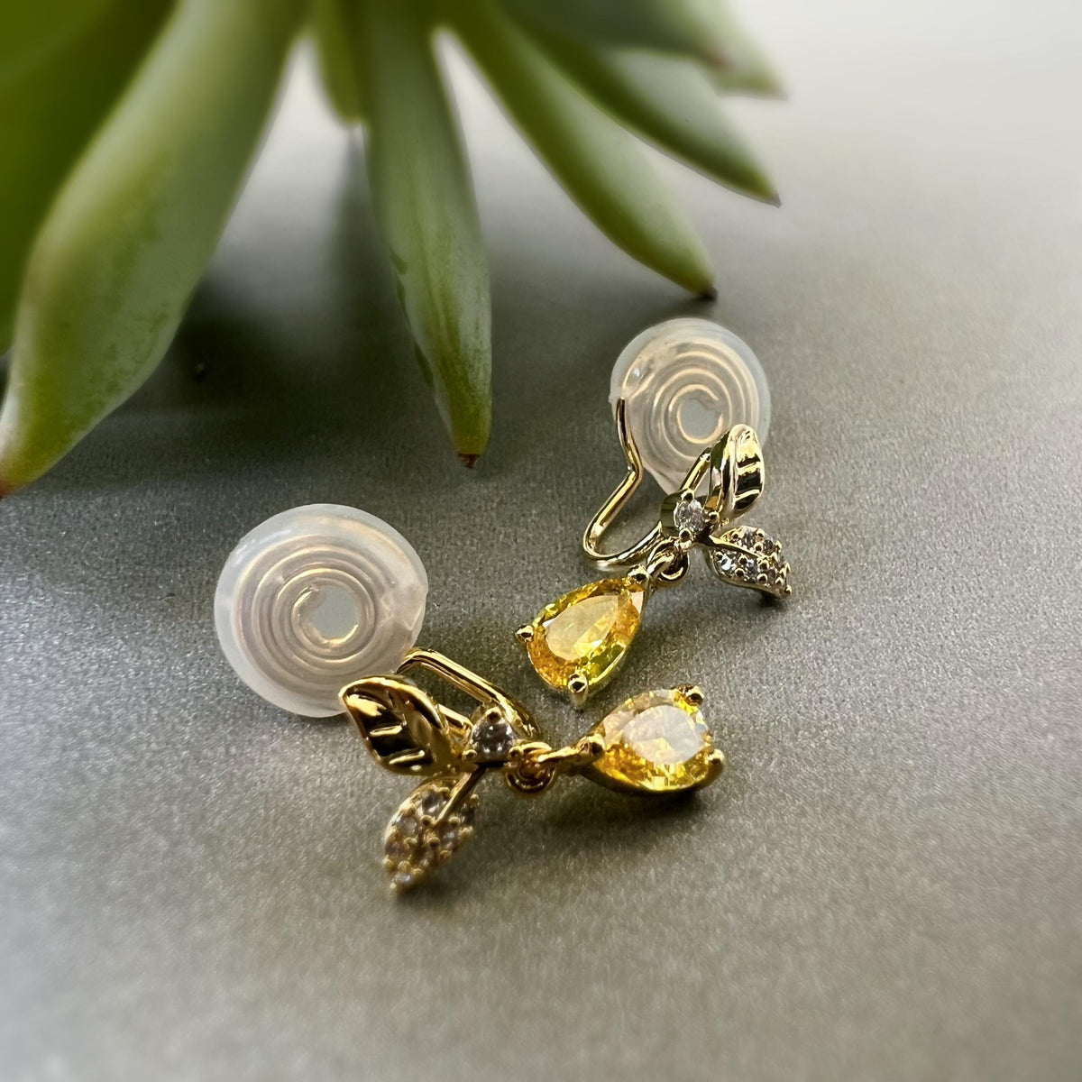 SANS DOULEUR ! Boucles d'oreilles CLIPS U spirale Feuilles Or Zircon goutte d'eau jaune. Clips d'oreilles confortable Boucles Délicates