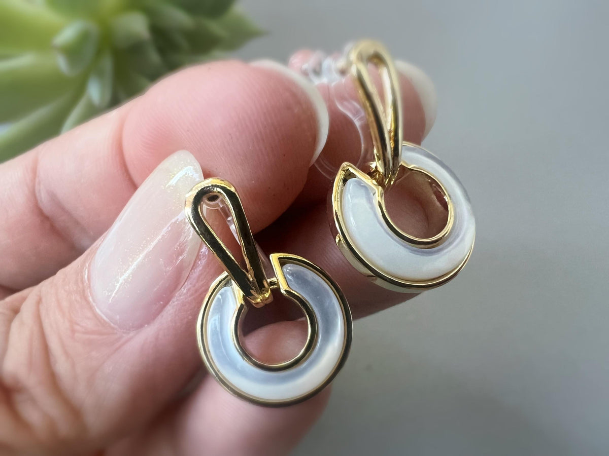 Boucles d'oreilles Clips INVISIBLES Cercle nacre blanche couleur Or, Clips d'oreilles confortable bijoux quotidien.