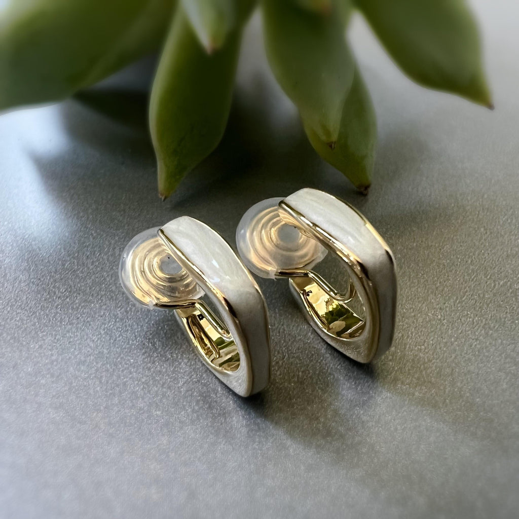 SANS DOULEUR ! Boucles d'oreilles CLIPS U spirale Or Petit carré blanc crème. Anneau carré, Clips d'oreilles confortable Délicates