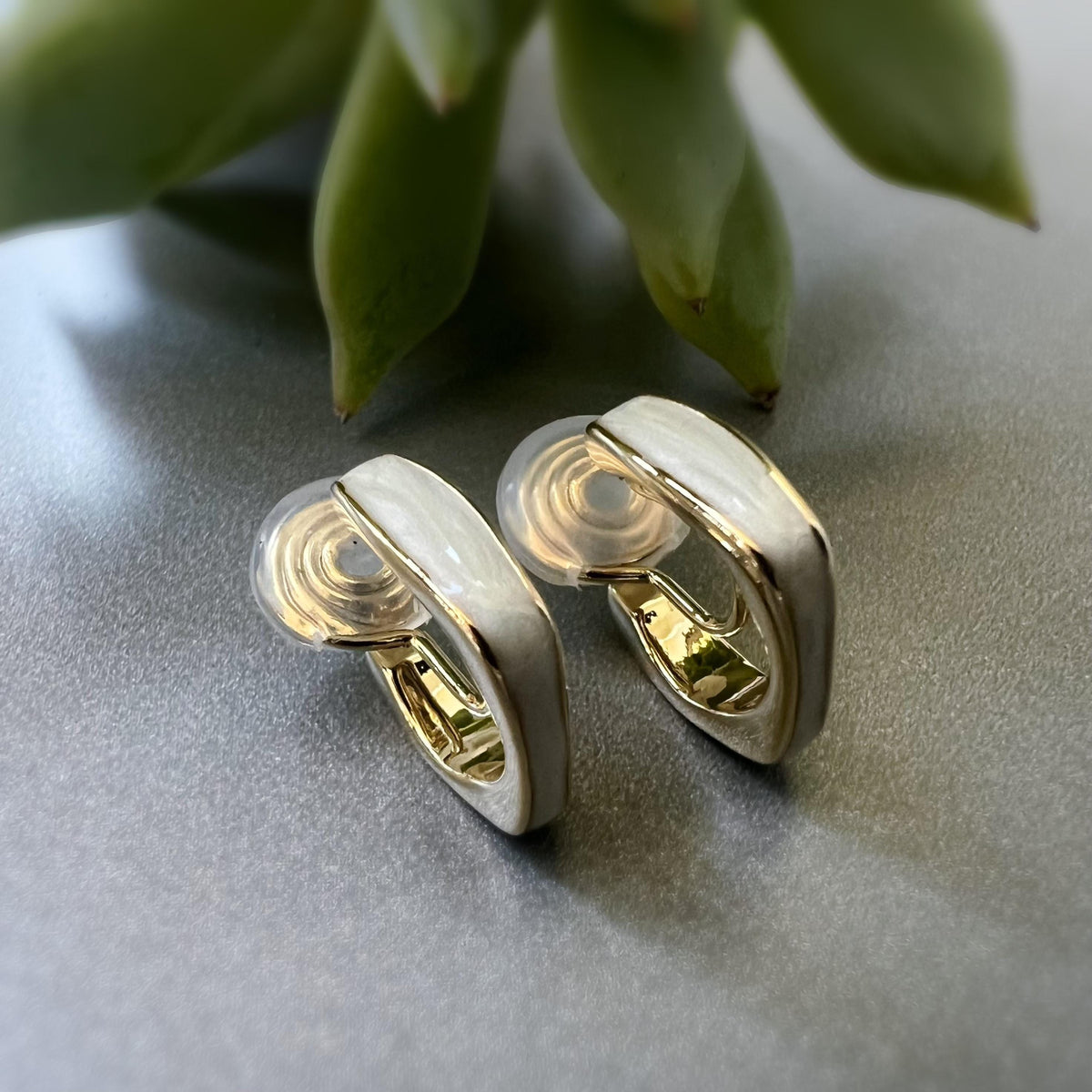 SANS DOULEUR ! Boucles d'oreilles CLIPS U spirale Or Petit carré blanc crème. Anneau carré, Clips d'oreilles confortable Délicates