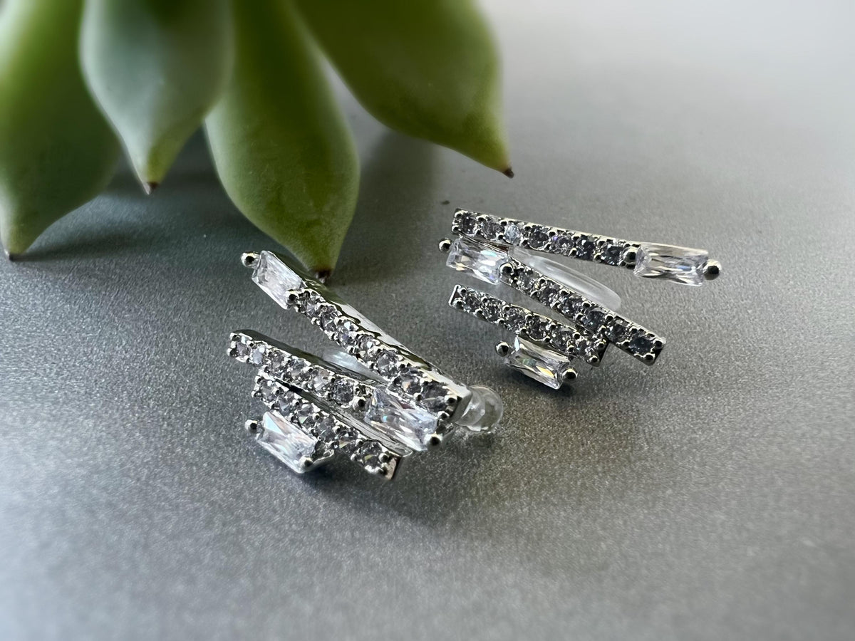 Clips d'oreilles Barre zircon rectangle couleur Or/ Argent. Boucles d'oreilles Clips Invisibles Moderne.