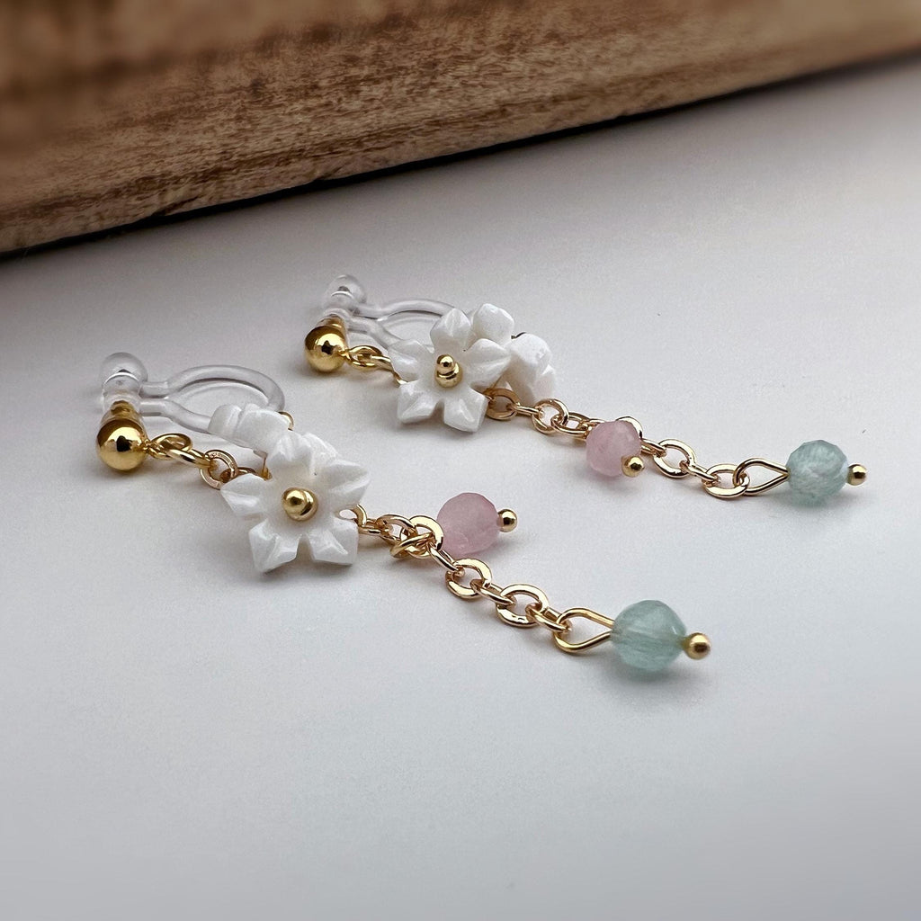 Boucles d'oreilles Clips INVISIBLES pendantes, Mini Perles facettes rose vert. Double Mini fleurs blanches. Clips d'oreilles confortable.