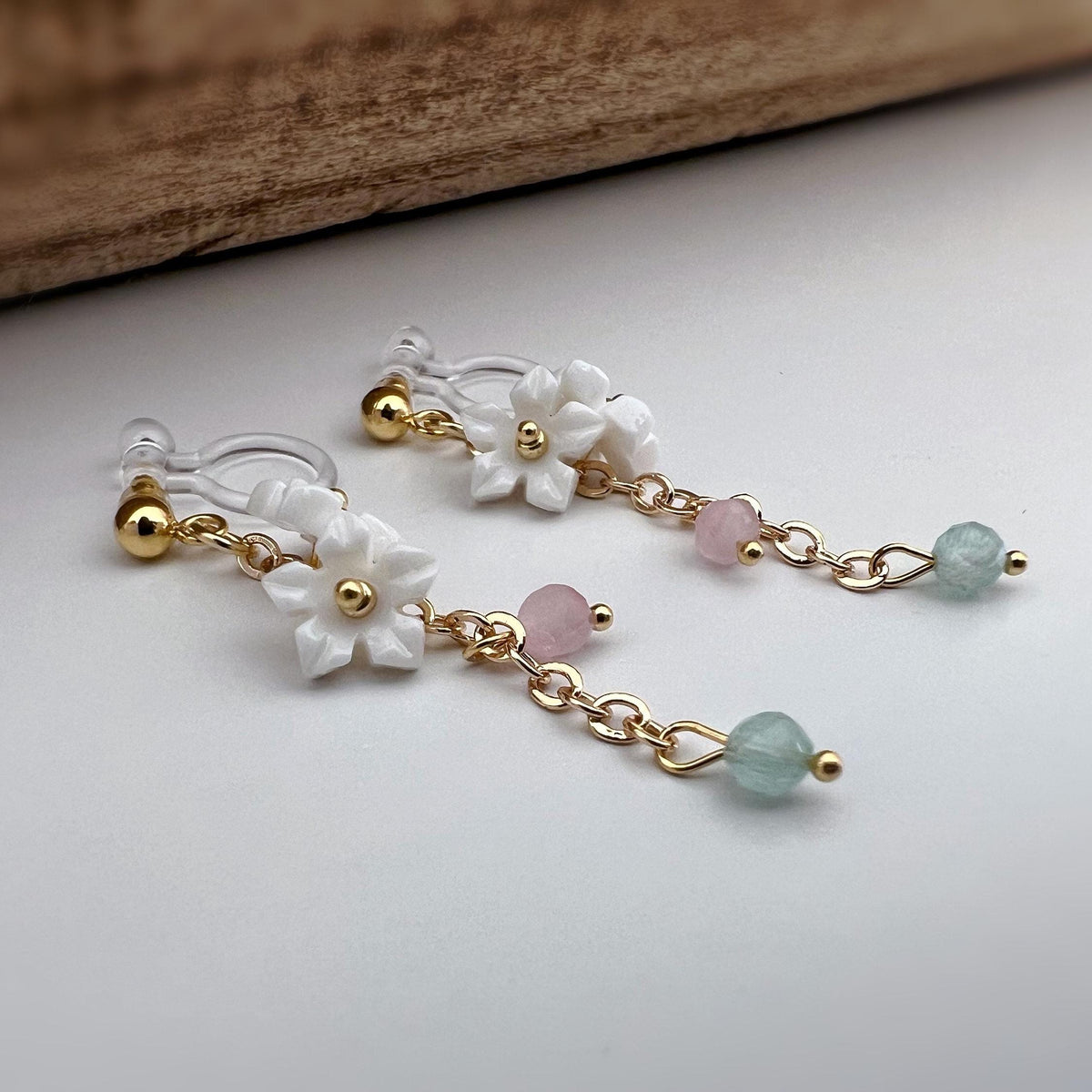 Boucles d'oreilles Clips INVISIBLES pendantes, Mini Perles facettes rose vert. Double Mini fleurs blanches. Clips d'oreilles confortable.