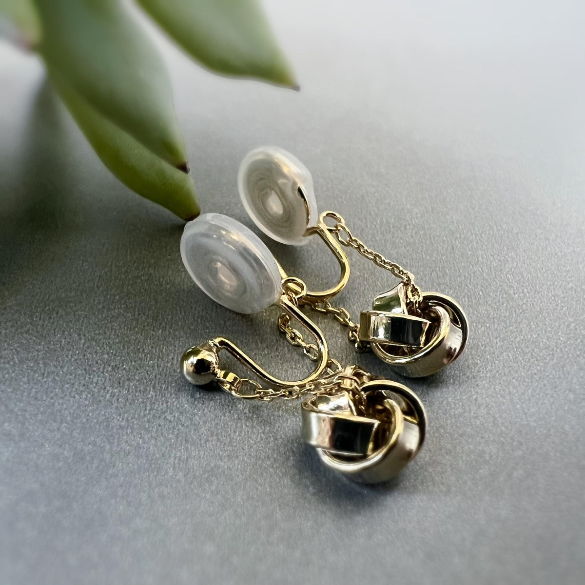 SANS DOULEUR ! Boucles d'oreilles CLIPS U spirale Chaîne Fleur quatre pétales Or /Argent. Clips d'oreilles confortable Boucles Délicates