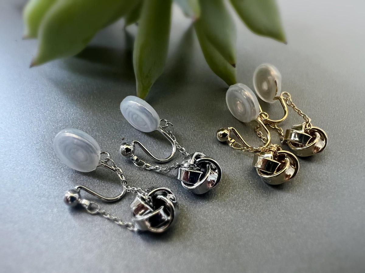 SANS DOULEUR ! Boucles d'oreilles CLIPS U spirale Chaîne Fleur quatre pétales Or /Argent. Clips d'oreilles confortable Boucles Délicates