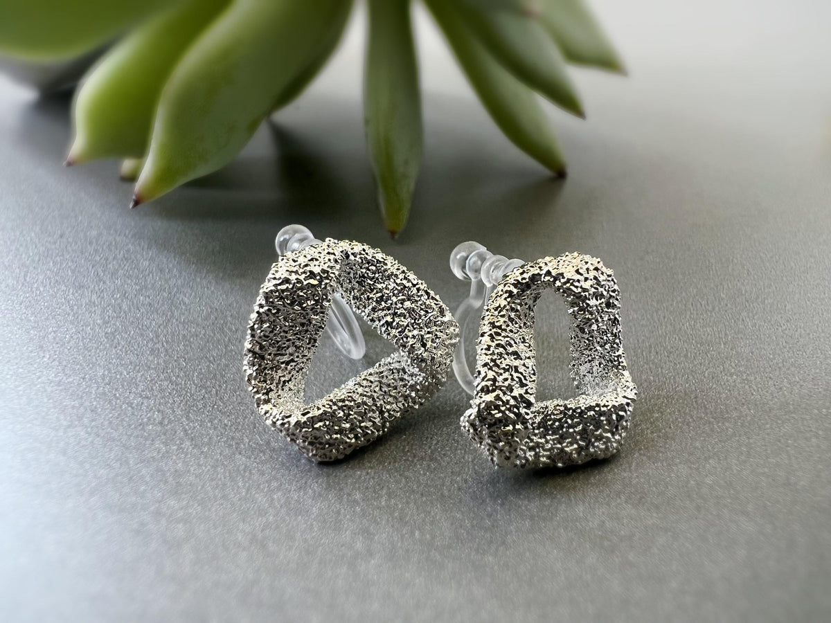 Boucles d'oreilles Clips INVISIBLES Triangle torsadé couleur Or / Argent, Clips d'oreilles confortable bijoux minimaliste quotidien.