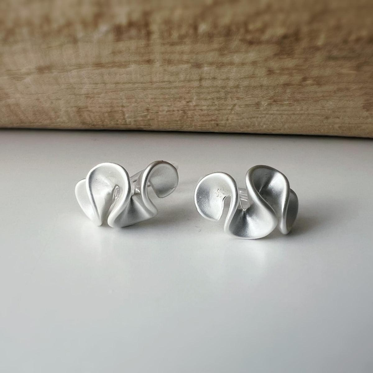 Boucles d'oreilles Clips INVISIBLES fleur de crème au beurre couleur Or / Argent, Clips d'oreilles confortable bijoux minimaliste quotidien.