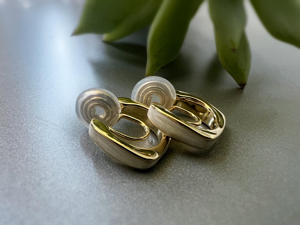 SANS DOULEUR ! Boucles d'oreilles CLIPS U spirale Or Petit carré blanc crème. Anneau carré, Clips d'oreilles confortable Délicates