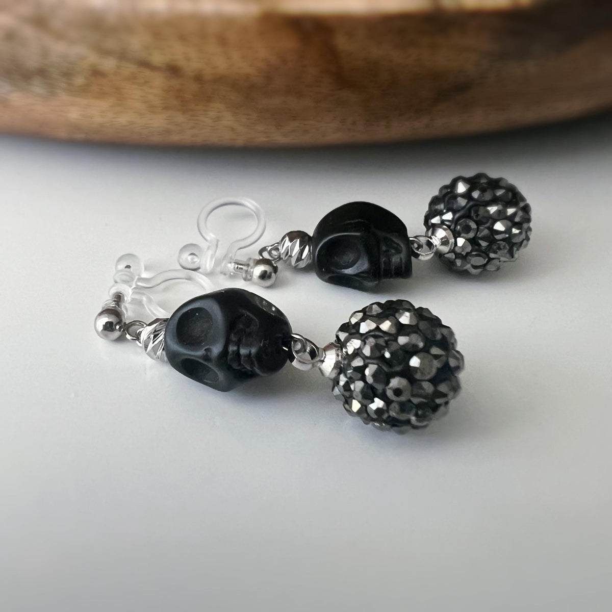 Halloween Boucles d'oreilles Clips pendantes mini Perle sculptée Grande Perle Shambala noire métallisée Tête de mort noir style punk.