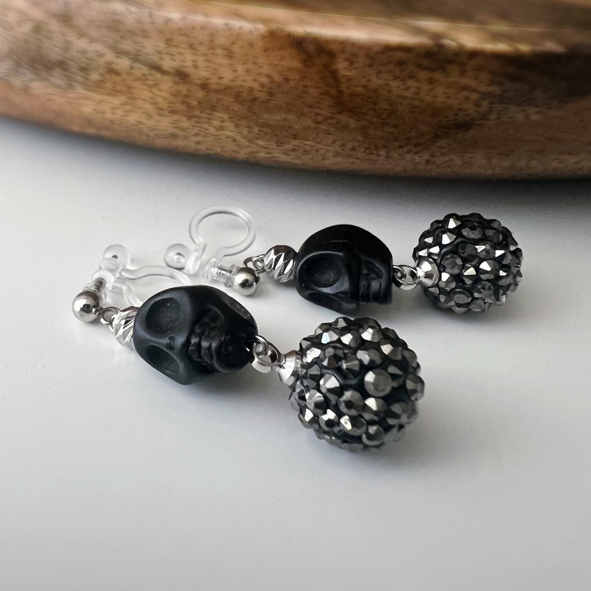 Halloween Boucles d'oreilles Clips pendantes mini Perle sculptée Grande Perle Shambala noire métallisée Tête de mort noir style punk.