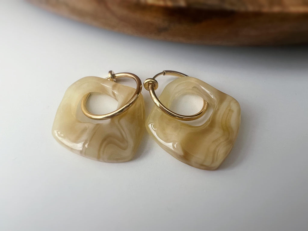 2 EN 1, Clips d'oreilles Anneaux Grand cercle Acétate Café crème. Créoles Clips 18mm Argent / Or. CLIPS confortable Oreilles non percées.