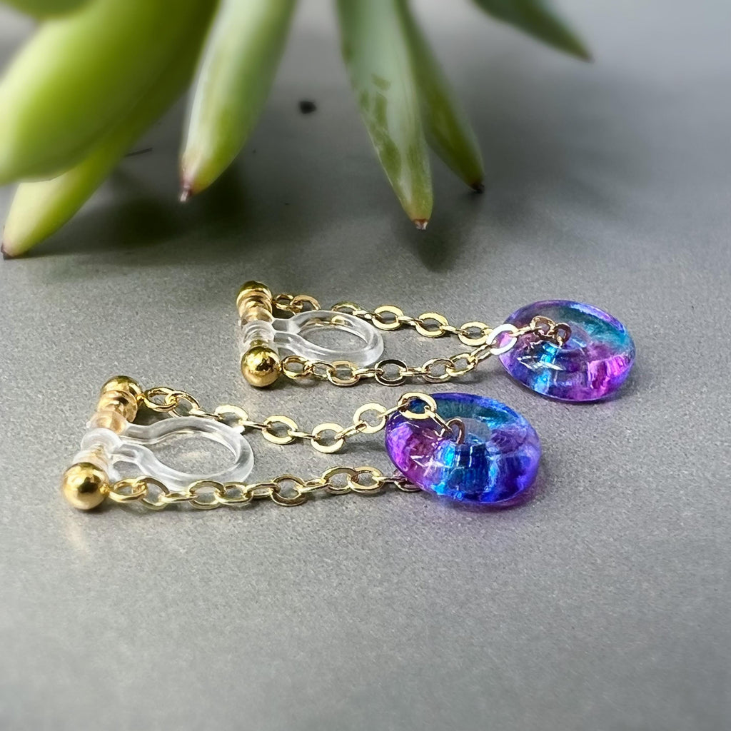 Boucles d'oreilles CLIPS INVISIBLE Chaîne plaqué d'Or Petit cercle Donut en verre Dégradé bleu violet. Clips d'oreilles oreilles non percées