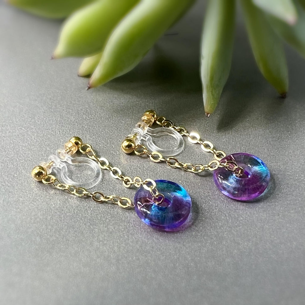 Boucles d'oreilles CLIPS INVISIBLE Chaîne plaqué d'Or Petit cercle Donut en verre Dégradé bleu violet. Clips d'oreilles oreilles non percées