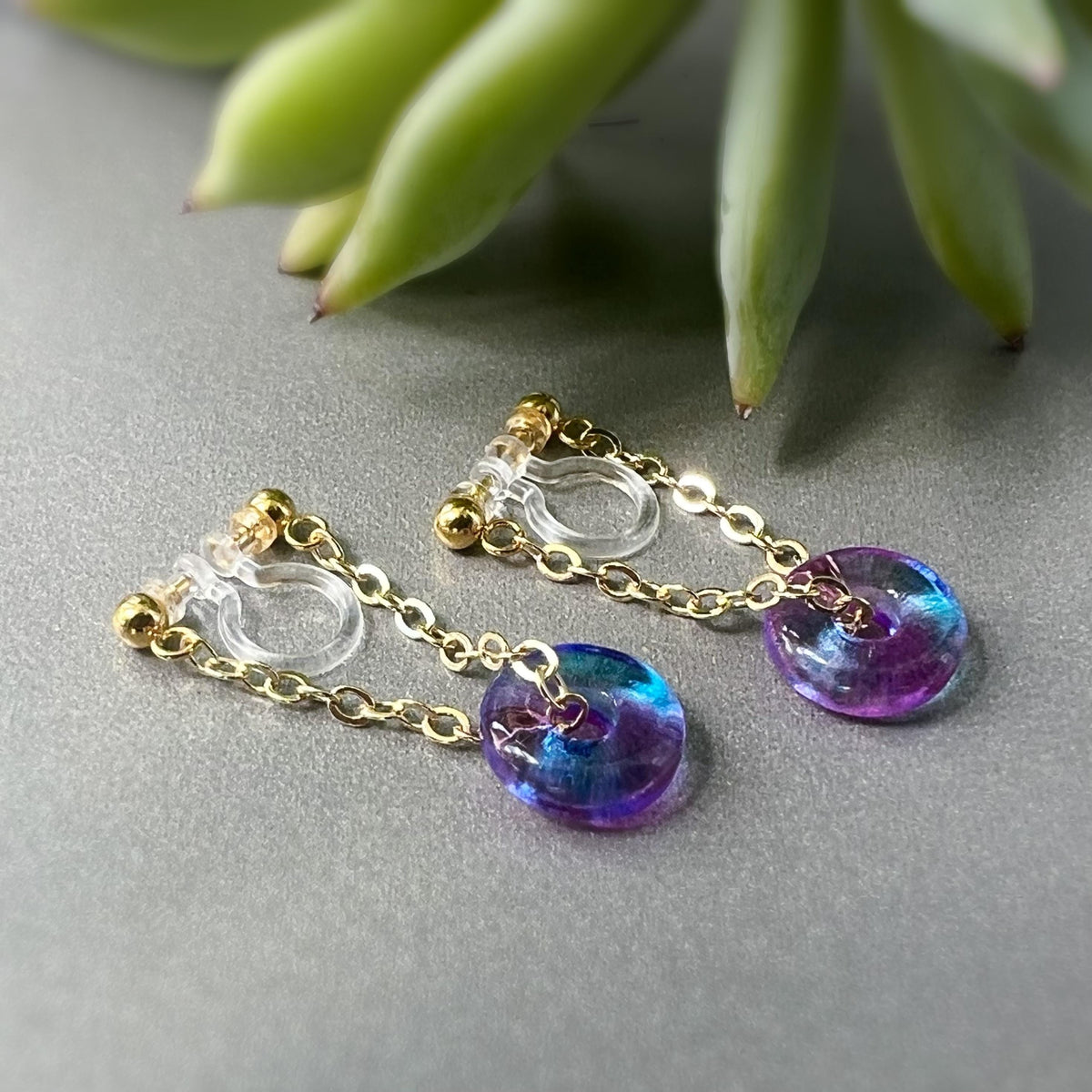 Boucles d'oreilles CLIPS INVISIBLE Chaîne plaqué d'Or Petit cercle Donut en verre Dégradé bleu violet. Clips d'oreilles oreilles non percées